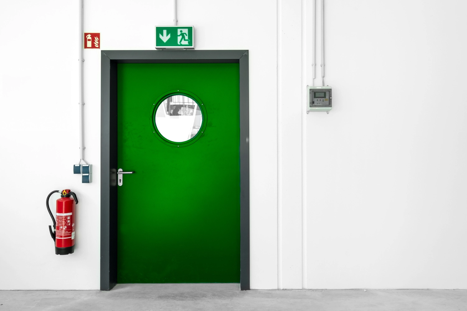 NEXLINK GmbH - Bauconsulting I Projektmanagement - Fluchtweg grüne Tür Notausgang  