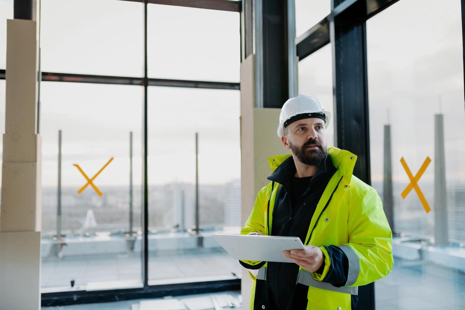 NEXLINK GmbH - Bauconsulting I Projektmanagement - Bauleiter nutzt digitales Tablet zur Überprüfung des Baufortschritts.